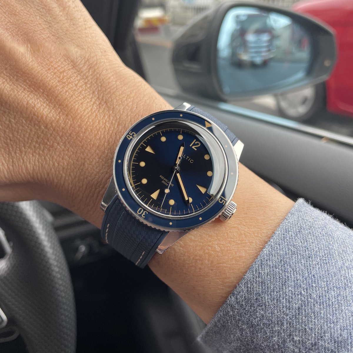 masaone_4103's tweet image. 皆様、こんにちは💁🏻‍♂️⌚️
少なくなった歯磨き粉を振り振りってしたら蓋と共に真っ黒な歯磨き粉をぶち撒けて朝から地獄絵図でした💦
相棒はBALTIC AQUASCAPHE CLASSIC💙
ストラップはSTRAPSEEKERのラバー
#baltic #STRAPSEEKER