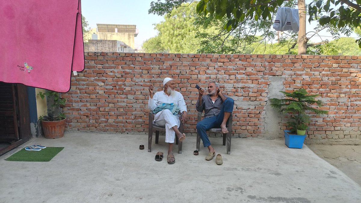 Manish_8318's tweet image. Real connection doesn’t need a spotlight. Just a quiet corner, a couple of chairs, and a lifetime of shared stories. This is the peace we should all be rooting for. ☕✨  #Unity