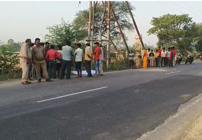 bstvlive's tweet image. रायबरेली : खून से लतपथ अज्ञात युवक का शव मिला

➡राहगीरों ने शव देख डायल पुलिस को दी सूचना
➡मौके पर पहुंची पुलिस ने शव को कब्जे में लिया
➡मृतक की अभी तक नहीं हो सकी शिनाख्त
➡शिवगढ़ क्षेत्र के निर्बला पुल के पास की घटना

#Raebareli #CrimeNews #UttarPradesh @raebarelipolice