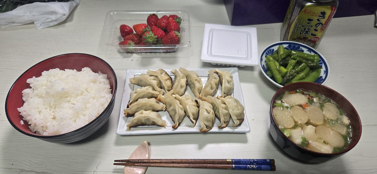 おはこん🙋‍♀️

朝昼兼用多めのごはん。笑
いちごとアスパラ、スナックエンドウはたまとおでかけした日に道の駅で買ったんだけどめちゃ美味しい！！