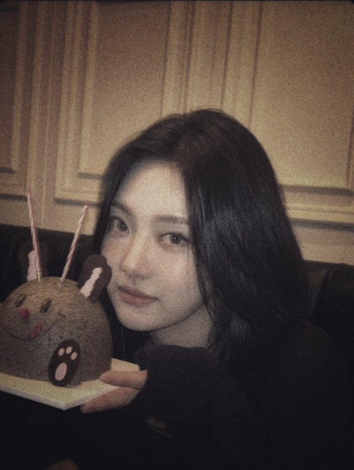 ⠀⠀⠀⠀⠀⠀⠀⠀
⠀⠀⠀ ❛  Elle n’a pas changé d’un coup,
⠀⠀  she opened up, slowly, like a flower.
⠀⠀⠀⠀⠀Et moi, je suis resté là, à l’aimer.
⠀⠀⠀𝐉𝐨𝐲𝐞𝐮𝐱 𝐚𝐧𝐧𝐢𝐯𝐞𝐫𝐬𝐚𝐢𝐫𝐞, 𝒎𝒂 𝒑𝒆𝒕𝒊𝒕𝒆 𝒔œ𝒖𝒓
⠀⠀