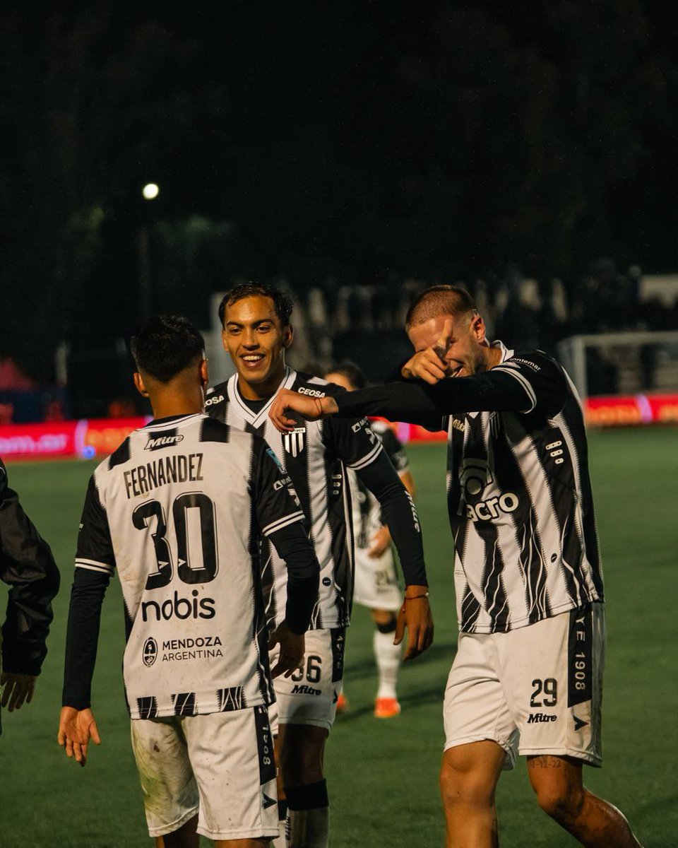 Gimnasia y otros de esos triunfos para el recuerdo. Bajo la lluvia superó al campeón de la Sudamericana y de la Recopa, con autoridad, juego y fuego. En el 2T se animó, se puso en ventaja y casi no lo dejó llegar a Lanús, que tuvo apenas una clara en la testa de Salvio. Módica