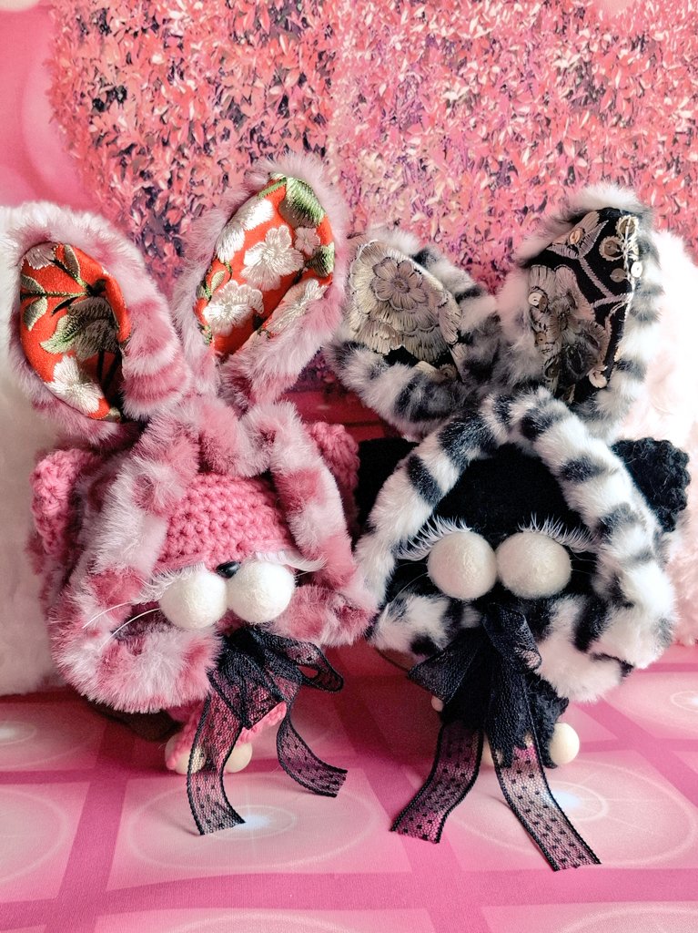 『みんなでシェア☆企画展vol.171』
<a href="/Lupopo_cafe/">*LUPOPO cafe&gallery* 三軒茶屋の糖質オフのケーキ専門カフェとハンドメイドのお店</a> 様  ありがとうございます🥳

かぎ針編みでオリジナルの猫のあみぐるみを編んでいますᯠ _   ̫  _ ᯄ ੭
最近はうさ耳帽子を被ったヴァプちゃん推し✨
どうぞよろしくお願いします🩷

委託先
<a href="/Mimy3329/">猫雑貨Mimy　=`ω´=</a> 様(広島)
<a href="/Caramel_Cube/">CARAMEL CUBE</a> 様(東京池袋)