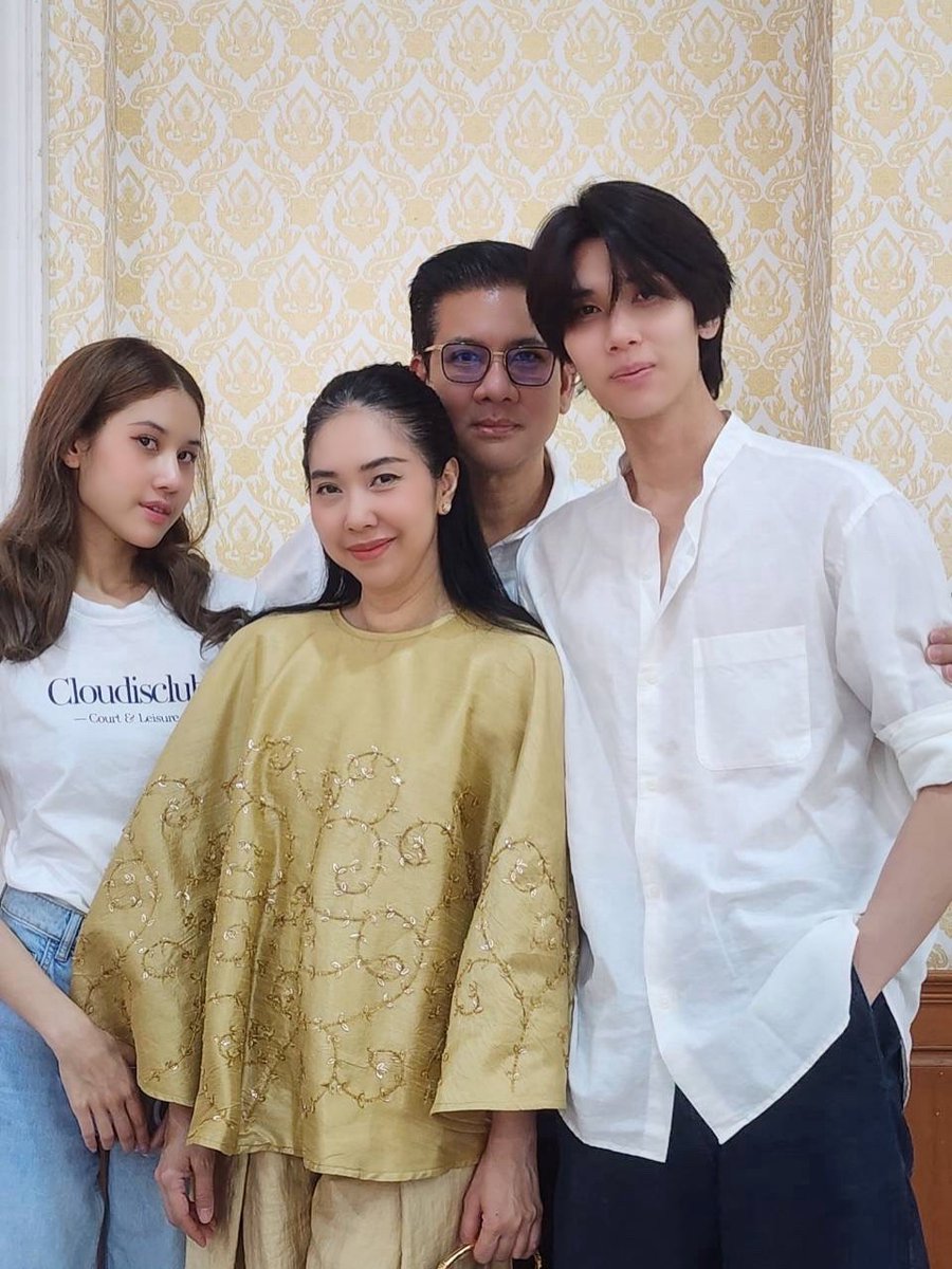 Kalau foto keluarga pasti papa warit cuma nyempil dikit. Dia ngutamain 3 kesayangannya didepan 🤍🤏🏻

#dunknatachai