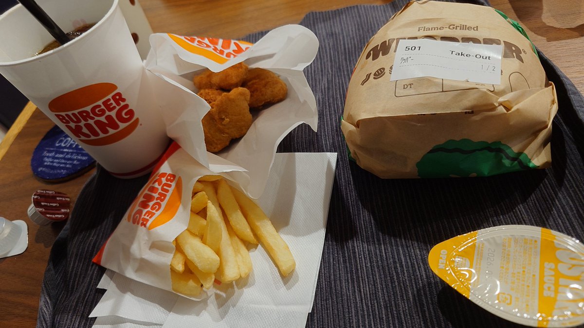 初バーガーキング行ってテイクアウトして来ました✨

ワッパー、、、でかっ！凄いね笑

味は、、、うん美味しい。次はフィッシュあたり食べてみたいな

ポテトは、まあまあですかね。可もなく不可もなく

で、ナゲット。うまっ！

個人的にはめっちゃ好きでした✨次は辛いやつしよー

#バーガーキング