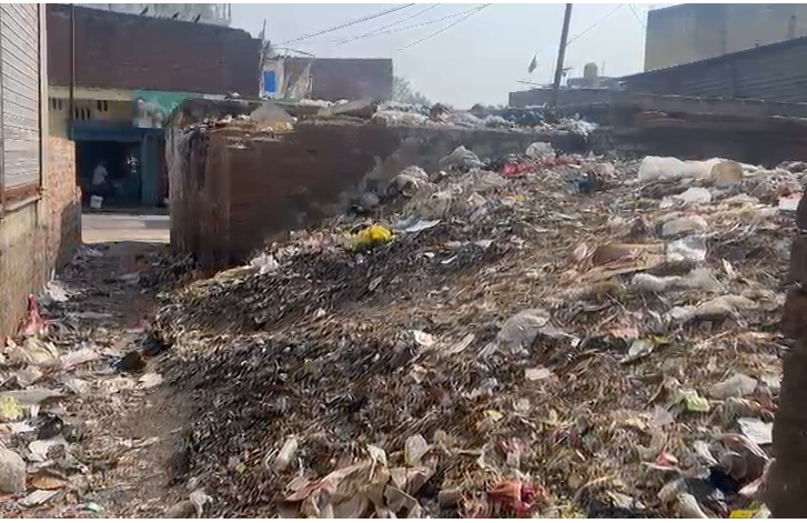 bstvlive's tweet image. श्रावस्ती : नसीरगंज मुख्य चौराहे पर कूड़े का अंबार

➡बीमारियों का बढ़ा खतरा, लोग परेशान
➡जमुनहा ब्लॉक का मामला

#Shravasti #Cleanliness #UttarPradesh