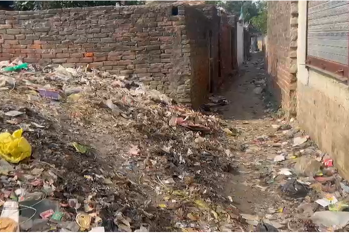 bstvlive's tweet image. श्रावस्ती : नसीरगंज मुख्य चौराहे पर कूड़े का अंबार

➡बीमारियों का बढ़ा खतरा, लोग परेशान
➡जमुनहा ब्लॉक का मामला

#Shravasti #Cleanliness #UttarPradesh