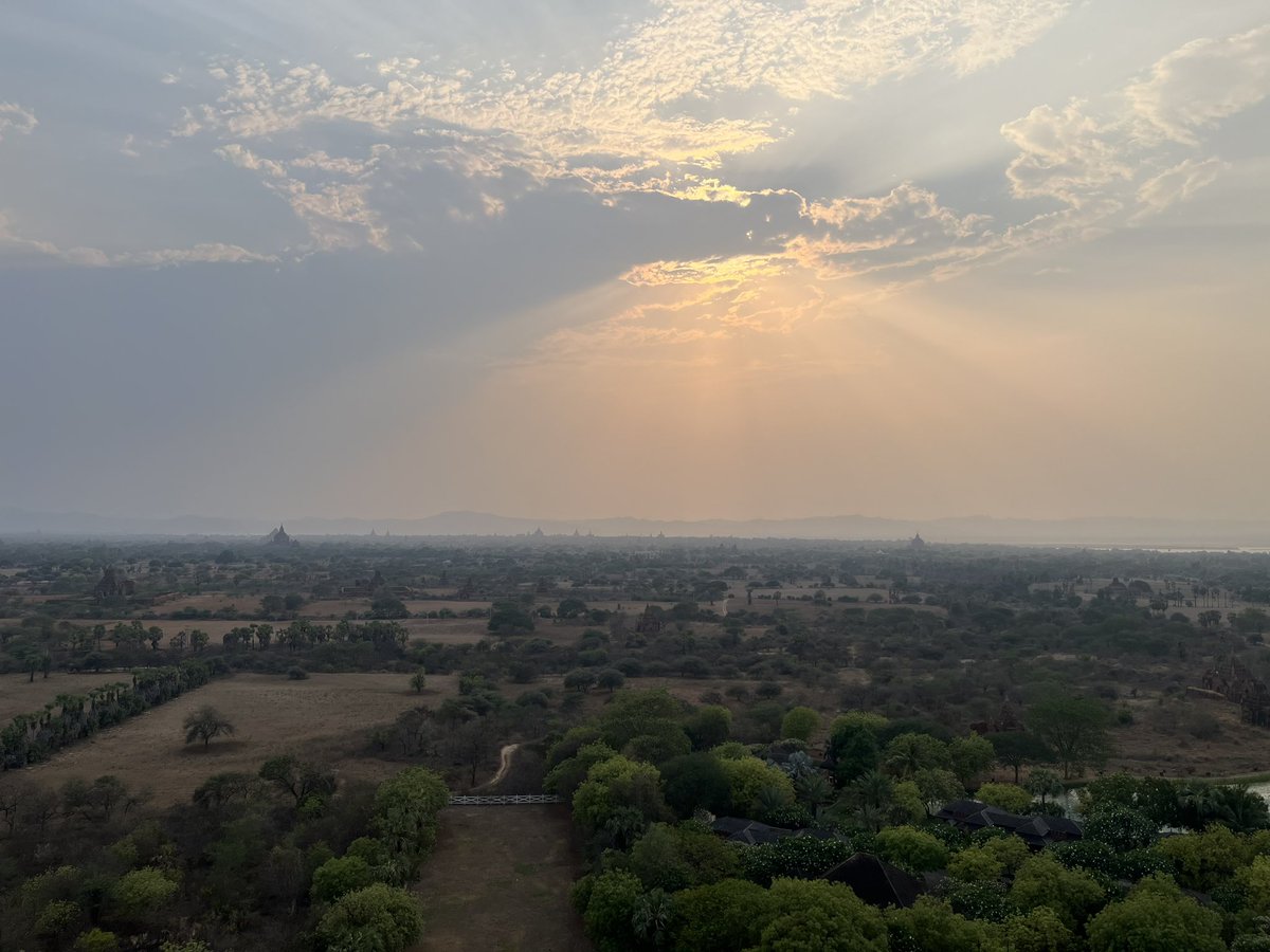 Pegasas_911's tweet image. 🇲🇲記録　2026.4.20

40℃越えの灼熱の中
eBikeで観光

ペットボトルの水は、ぬるま湯以上の温度に！
素足で入場するパゴダの大理石は灼熱で足の皮がヤられたが

最後、良い景色見れて一気に癒された。

#Myanmar 
#Bagan