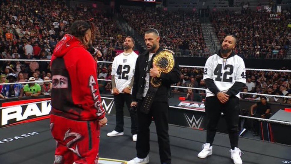 thechasewraslin's tweet photo. FATU VS REIGNS

OH HELL YAAAAA

 #WWERaw https://t.co/g3BmYuf99E