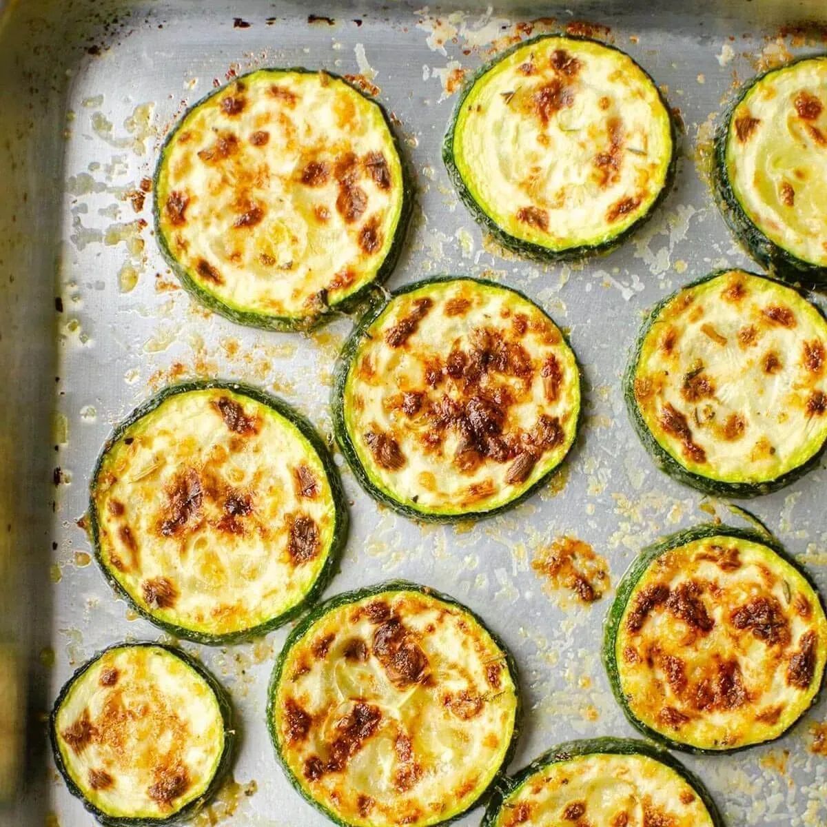 Living_Lou's tweet image. Baked zucchini slices!

Quick to make and ever so crispy - these oven-roasted zucchini are generously topped with Parmesan cheese. 

RECIPE: buff.ly/42rsgPs

#recipe #veggies