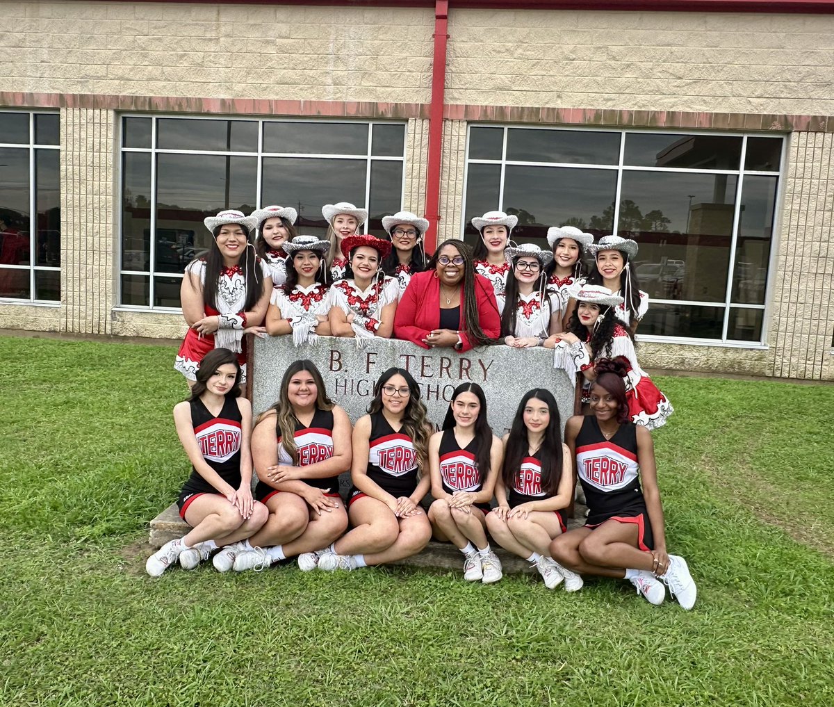 Terry_Rangers's tweet image. Panoramic Picture Day for the Class of ’26 📸

The countdown to graduation is on. One frame capturing years of memories, milestones, and Ranger pride. ❤️🖤 #ClassOf2026 #RangerNation