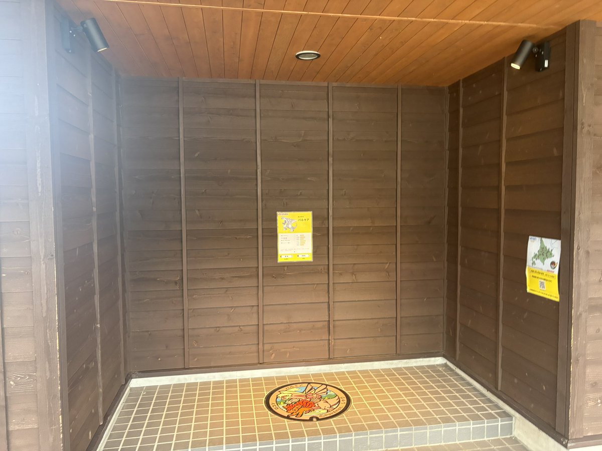 otty1225's tweet photo. ポケフタの揉めてる件
双方の認識違いだろうなぁと思ってます

集めてる側は御朱印を集めてる感じなのよ
尊いのよ
御朱印にすると管理側のコストがかかるのでマンホール形式にしたんだと推測しています
するとあら不思議！
マンホールなので踏んでもいいわけです

御朱印認知派とマンホール認知派が話をしてもそりゃ話は平行線だわな…

北海道回った中では斜里町が
御朱印感ありましたね
スポットライトが人感センサーで点いたりするし屋根あるし力入ってる

富良野もお地蔵さんにお堂を建ててあげる感じでよき

とよとみはお手製のフタがあって愛を感じた

一般的に駅前に置くとマンホール感が強くなって傷んでる気はしました
駅前設置は否定しないよ！
帯広みたいなターミナル駅ならありだと思うよ