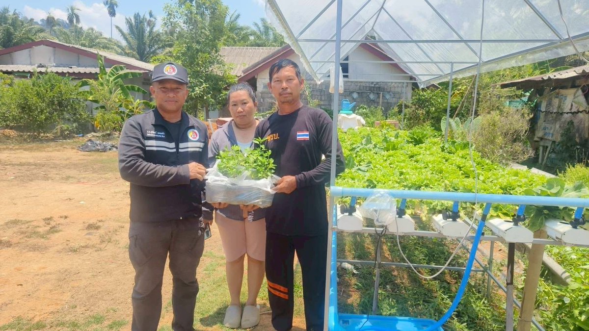🥬 ต่อยอดอาชีพ สร้างชุมชนเข้มแข็ง! กอ.รมน.ภาค 4 สย.1 ลงพื้นที่กระบุรี หนุนปลูกผักไฮโดรโปนิกส์ ควบคู่รับฟังปัญหาชาวบ้าน 🤝ณ บ้านลำเลียงใน หมู่ที่ 4 และ บ้านบางบอน หมู่ที่ 5 ตำบลลำเลียง อำเภอกระบุรี จังหวัดระนอง