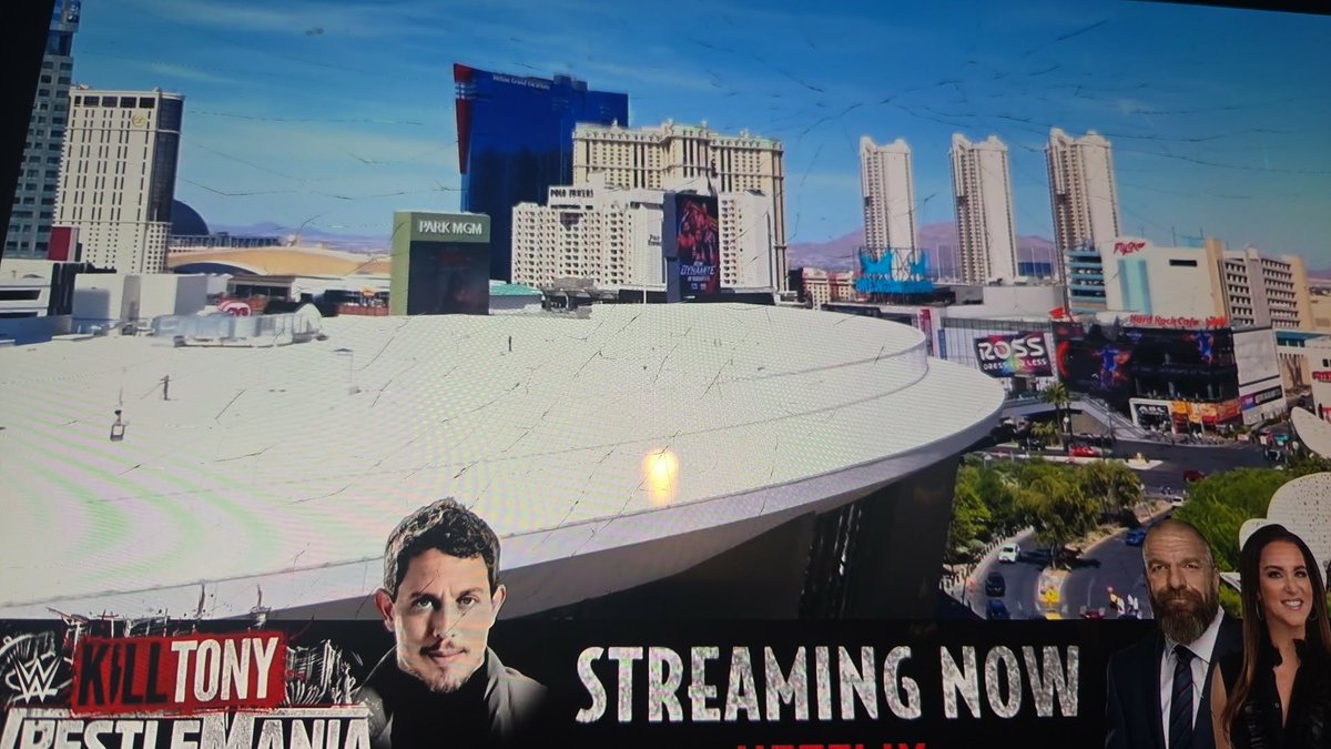 Tony Khan lo vuelve a hacer, la publicidad de #AEWDynamite apareció en un sobrevuelo al inicio de #WWERAW.