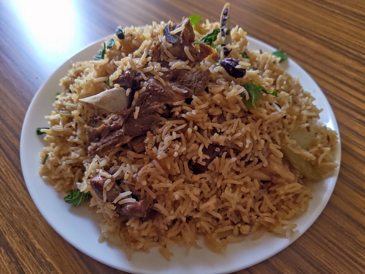 SubmarineW's tweet photo. マトンプラオ

店で出てくるのはこちらのサイズ(1枚目)
かつてのボリューム、、食べたいのはコチラ(2枚目) https://t.co/HWQ35Kwhfi