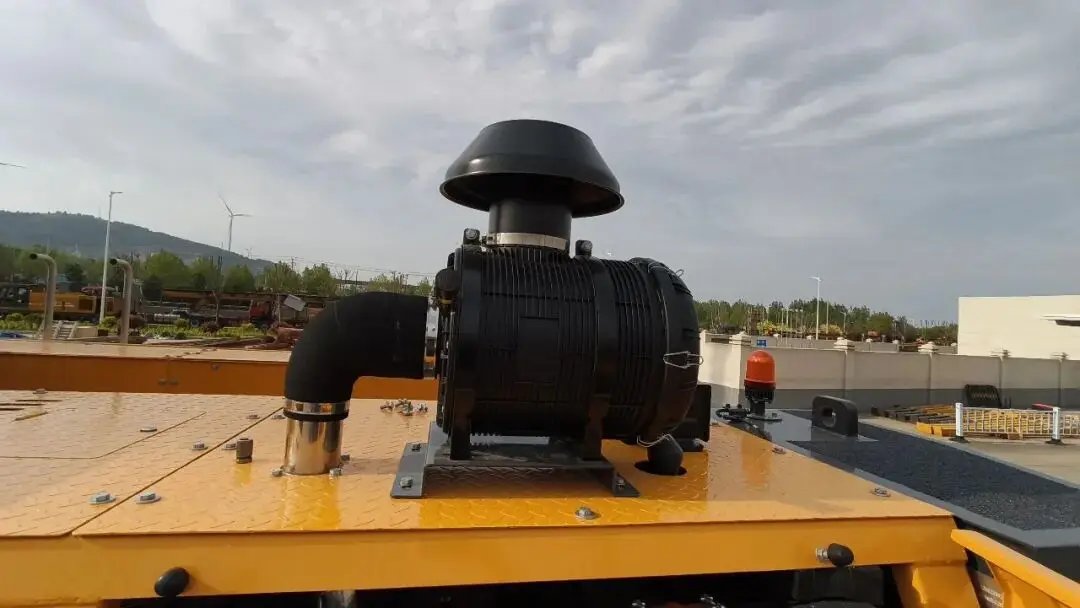 komatco's tweet photo. 🛠 Seasonal maintenance matters for drilling rigs.
Dust + temperature changes can reduce performance.
Keep engines clean, lubricate key systems, and inspect wear parts regularly.
👉 https://t.co/t2RgAfMERK
#Machinery #Maintenance #DrillingRig https://t.co/xA1jqMxrh7