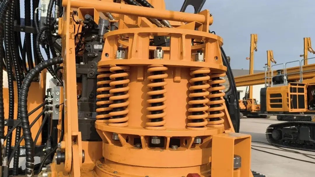 komatco's tweet photo. 🛠 Seasonal maintenance matters for drilling rigs.
Dust + temperature changes can reduce performance.
Keep engines clean, lubricate key systems, and inspect wear parts regularly.
👉 https://t.co/t2RgAfMERK
#Machinery #Maintenance #DrillingRig https://t.co/xA1jqMxrh7