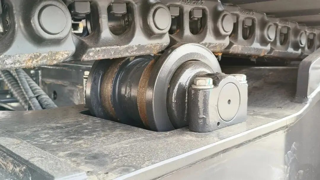 komatco's tweet photo. 🛠 Seasonal maintenance matters for drilling rigs.
Dust + temperature changes can reduce performance.
Keep engines clean, lubricate key systems, and inspect wear parts regularly.
👉 https://t.co/t2RgAfMERK
#Machinery #Maintenance #DrillingRig https://t.co/xA1jqMxrh7