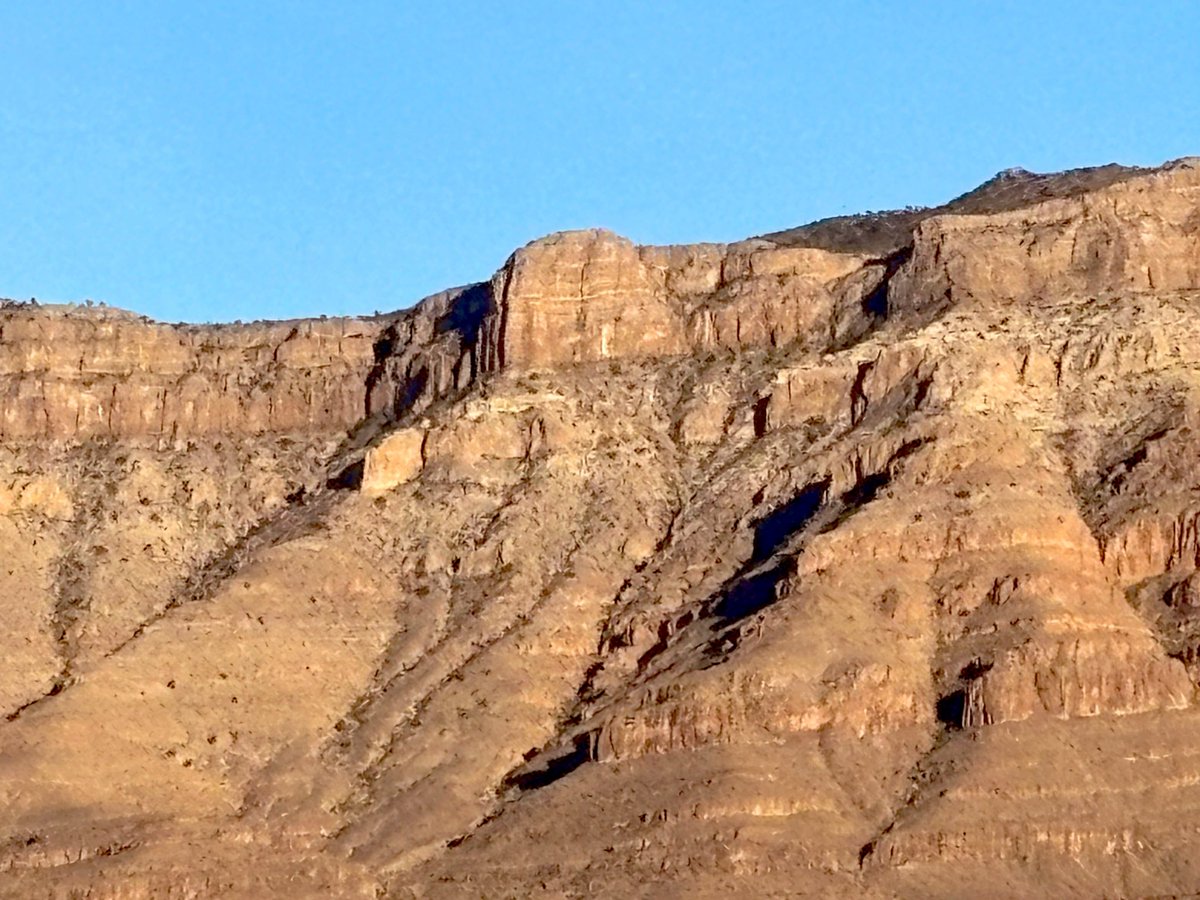 Flawwed1Art's tweet image. These first few shots from tonight are from Grapevine wash at the base of the grand wash cliffs. Taken just before sunset to catch the light on the full face of them. I did however, beat feet to the other side of town to get shots of the sunset as well.

#Karvan #Caravan