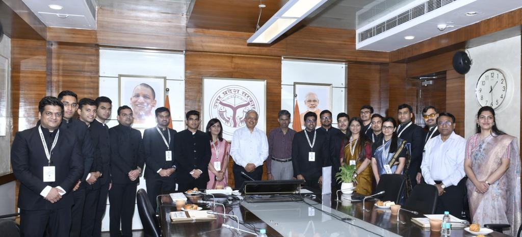 AhteshamFIN's tweet image. #CS से 2024 बैच के प्रशिक्षु IAS अफ़सरो  की शिष्टाचार भेंट !! 💐

उत्तर प्रदेश के मुख्य सचिव IPS एस.पी. गोयल से वर्ष 2024 बैच के भारतीय प्रशासनिक सेवा (आईएएस) के प्रशिक्षु अधिकारियों ने शिष्टाचार भेंट की।  मुख्य सचिव ने प्रशिक्षु अधिकारियों के साथ संवाद करते हुए उनके प्रशिक्षण