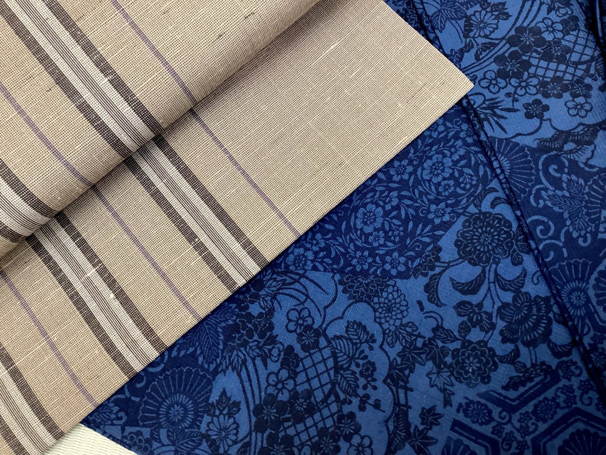 本日も11時〜17時まで営業中です♬
画像は、紬に藍の濃淡で古典柄を染めた単衣着物に、落ち着いた濃い目のベージュ縞柄名古屋帯を合わせて✨
商品のお問い合わせは、お電話かDMにてお願いいたします。

#きものはちす　
#日暮里 
#着物 
#kimono 
#リサイクル着物