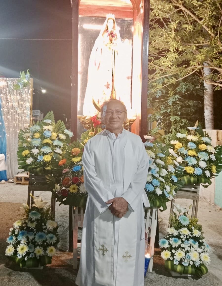 El presbiterio Luis Felipe Pool Estrella, párroco de la iglesia San Juan Bautista de #Dzoncauich, encabeza la misa del Centro pastoral número cinco San Judas Tadeo, en honor a la Virgen de la Inmaculada Concepción.
Fotos: Silvia Uc Canul.