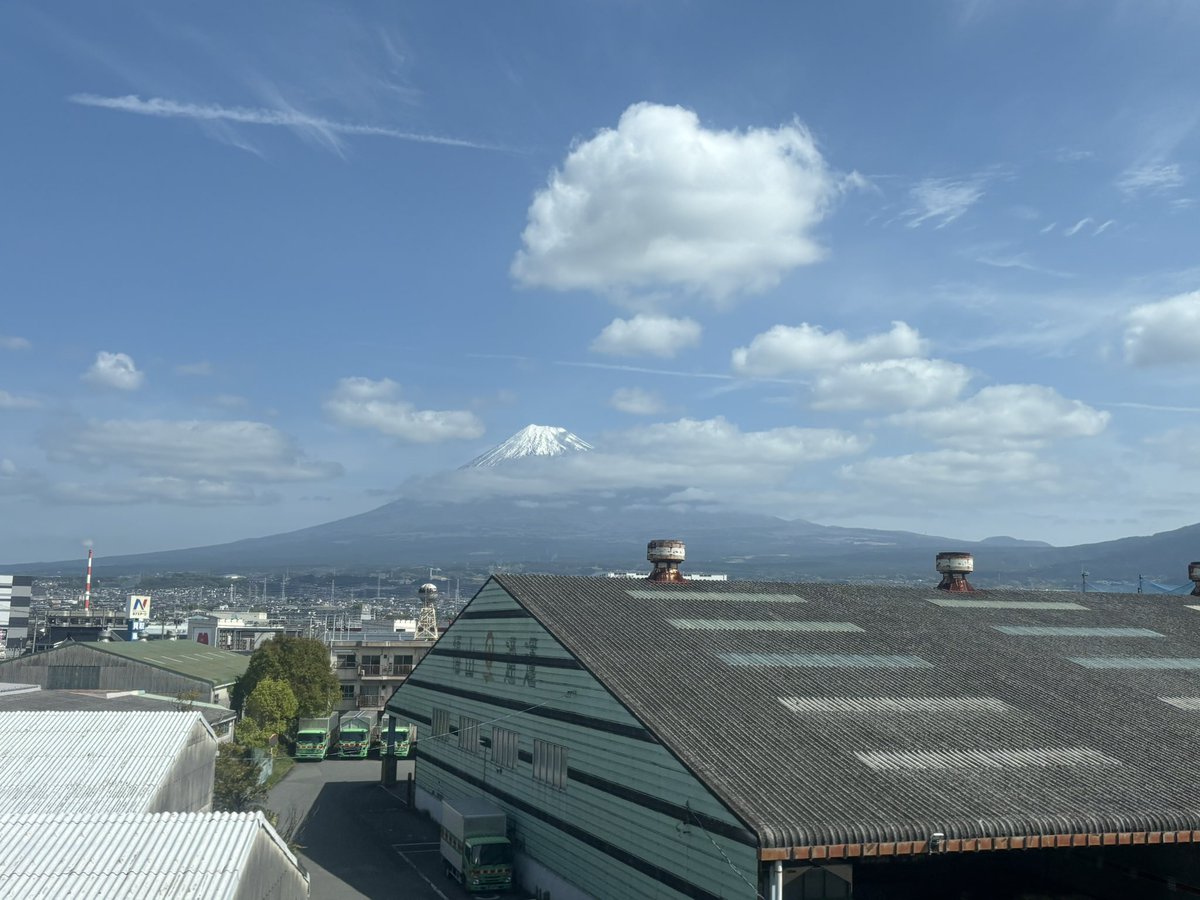 Megumi_Ogata's tweet image. 「Hang In There!」計画、2157日目！
こないだの通りすがりの富士山。
見えた！とテンション上がる。
…の瞬間のために東海道新幹線はつい富士山側に乗ってしまうオレ🚄

Hang In There! = 我々が直面している問題は困難だけど、諦めずにがんばれ！ちいさな楽しみをみつけていこう。
#HangInThere