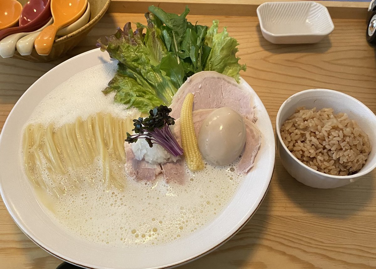 今日の早めのお昼はいつものところで、
あわあわラーメンの白！😆🍜

公式で発表もあったから言っとくと、
多分六月初めに移転して、
同時に値上げもするみたい😂

今の値段で食べられるのは残りひと月ちょい！😂
