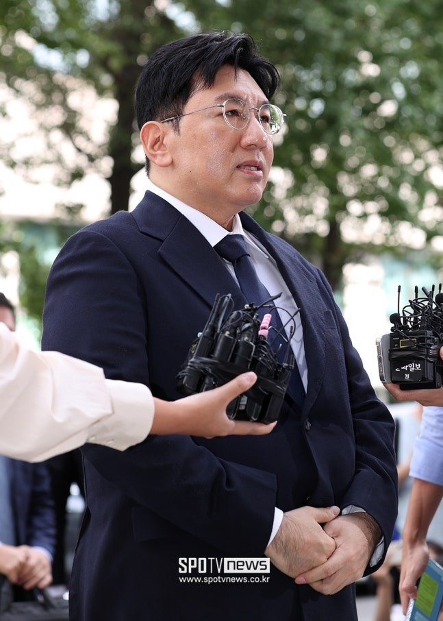 KoreanUpdates's tweet image. The police have applied for an arrest warrant for #BangSiHyuk, who is suspected of fraudulent trading.

m.entertain.naver.com/now/article/47…
#KoreanUpdates VF