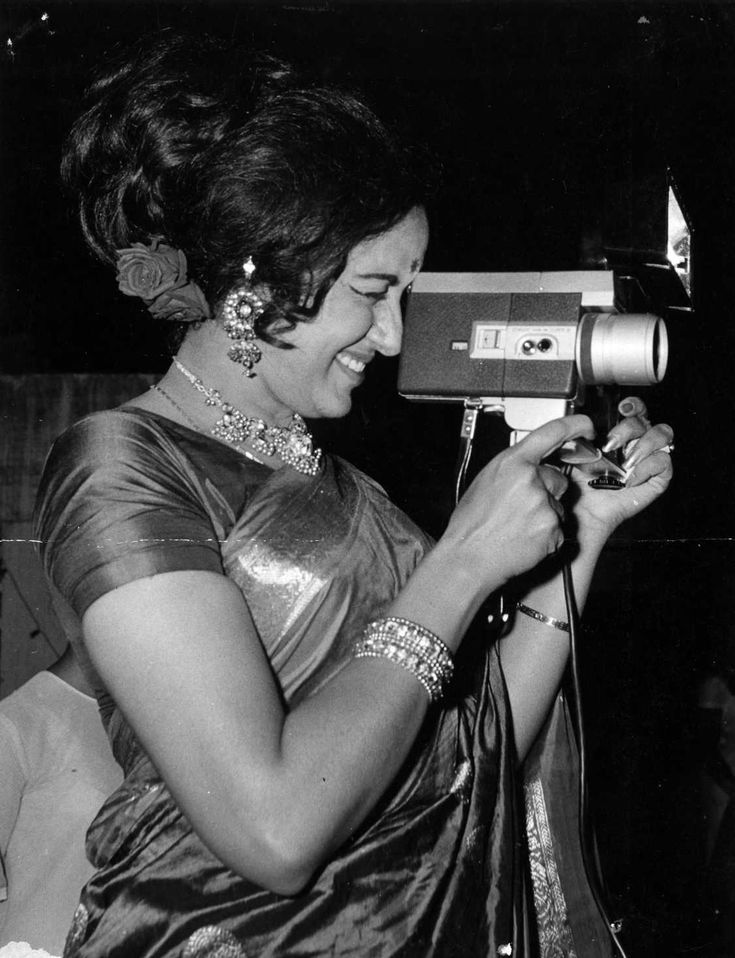 BombayBasanti's tweet photo. Dreamgirl Hema Malini trying to capture some memories!

#hemamalini #dreamgirl #bollywoodflashback https://t.co/u0XDTlMJvX