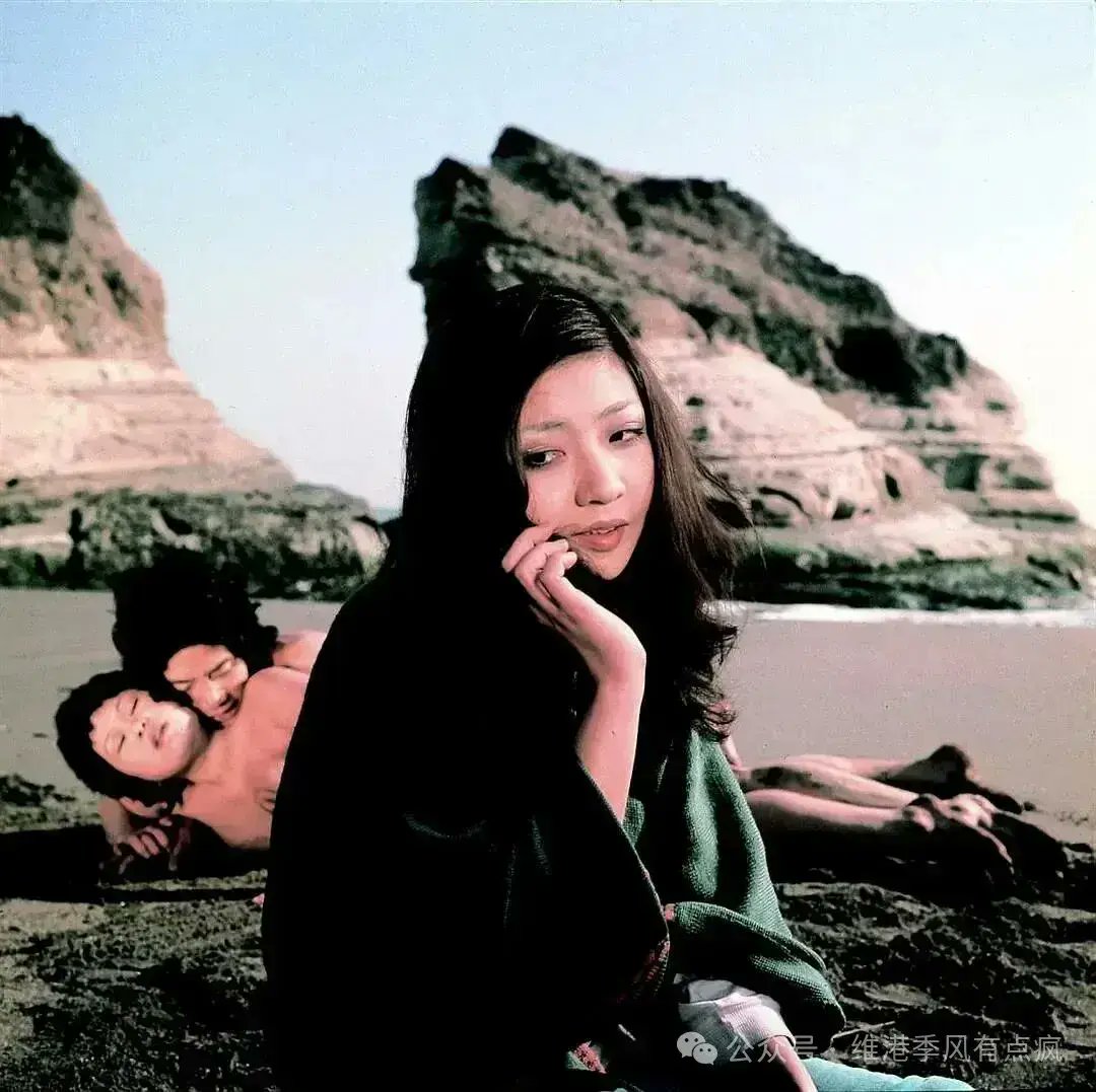 aerly's tweet photo. 日本1973年的电影《恋人濡湿》，主演 中川梨绘 、大江彻、绘泽萠子、 蓟千露。讲述一个年轻人在一个灰暗异乡的遭遇。电影院老板自己去偷腥把老婆留给打工的伙计，打工的伙计莫名的想强上朋友介绍的女生，后来和朋友的女朋友搞在一起，最后被人捅了。链接：https://t.co/L5GVJzTUB5 https://t.co/3brkthiMAF