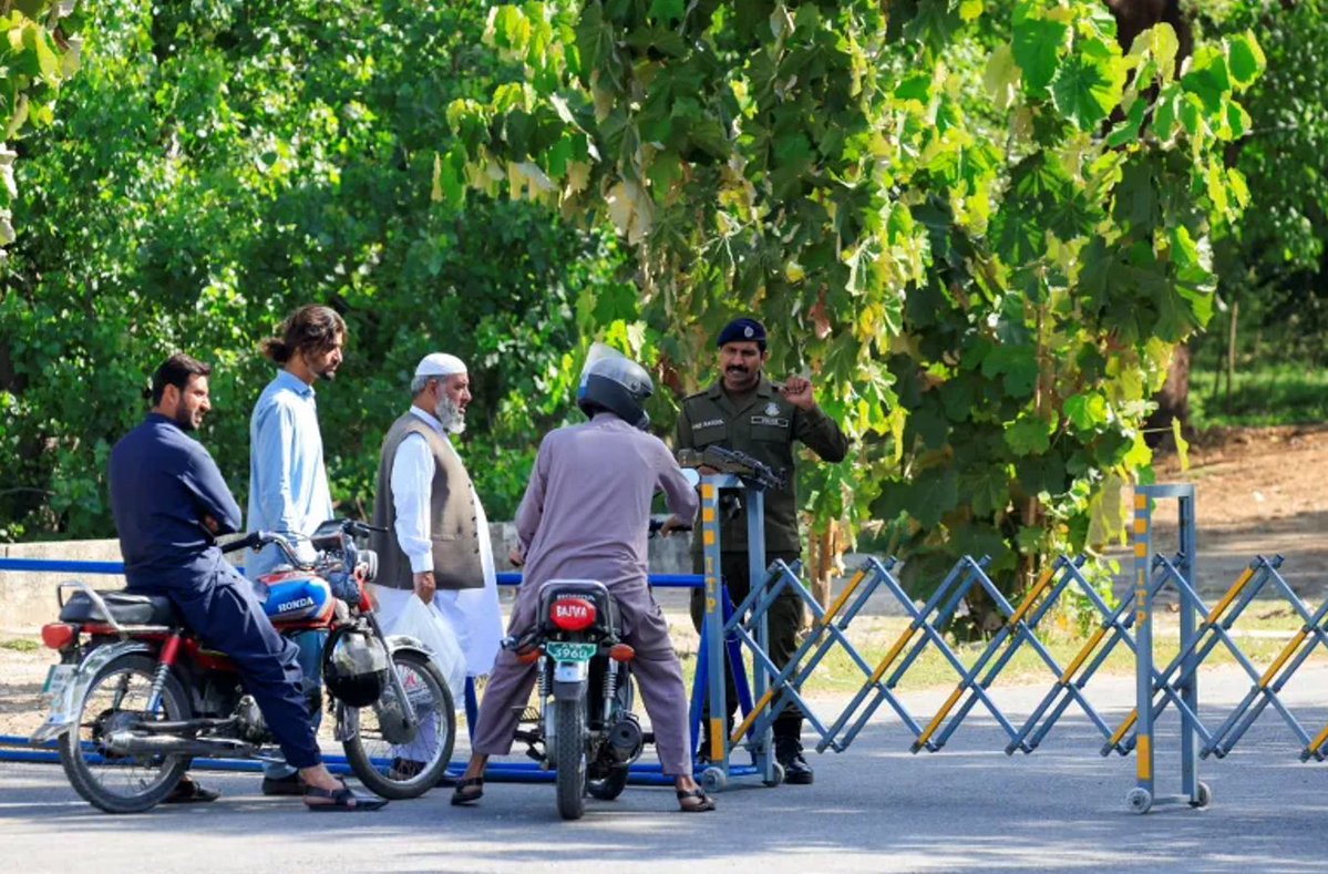 EurasiaEng's tweet image. 🚨Security remains tight in Islamabad amid ongoing US-Iran talks | PHOTOS 

READ MORE: 👇👇
ednews.net/en/news/politi…

#USIRAN #pakistansecurity #pakpeacediplomacy #trumpspeech #IranIsraelUSAWar