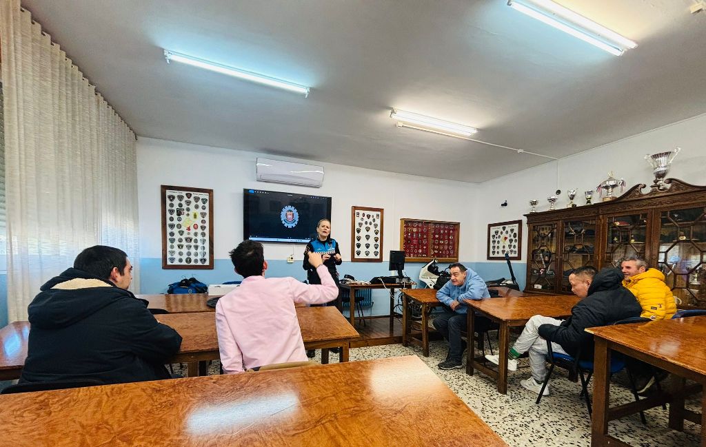 PMTudela's tweet image. La Policía Local de Tudela recibió una visita muy especial del alumnado del Centro La Atalaya. Conocieron nuestras dependencias y el Museo de Policía Local, mostrando gran interés y atención durante toda la jornada.

#PolicíaLocal #Tudela #Educación #SeguridadCiudadana