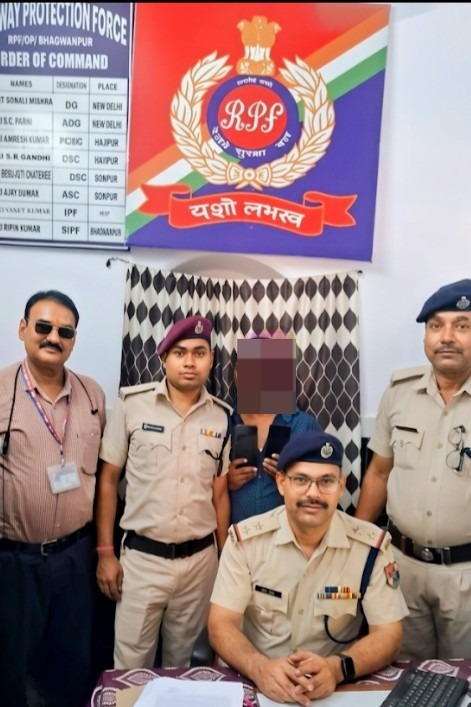 Rpfecrsee1's tweet image. दिनांक-20.04.2026 को #RPF भगवानपुर,जीआरपी मुजफ्फरपुर  एवं #CIB सोनपुर के द्वारा गाड़ी संख्या- 15028 के यात्रियों से चोरी किये गए 02 मोबाइल के साथ एक व्यक्ति को गिरफ्तार किया गया |
#Operation_Yatri_Suraksha
@RPF_INDIA 
@rpfecr