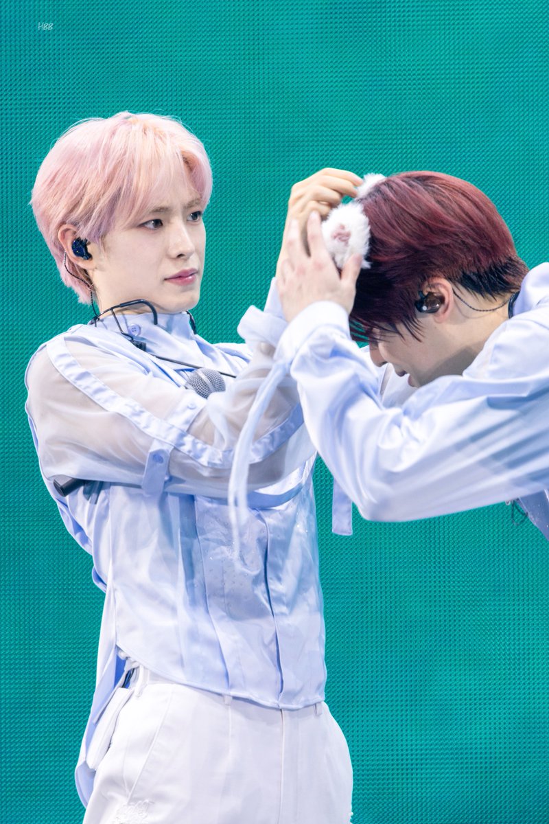 0123__6789's tweet photo. 260418 INTO THE WISH : Our WISH ENCORE IN SEOUL

시오니형 고양이 귀 정리 도와주는 윳냥이 ^ ̳⩌ ̫ ⩌ ̳^

#유우시 #ユウシ #YUSHI #NCTWISH https://t.co/M2Dy5adkdC