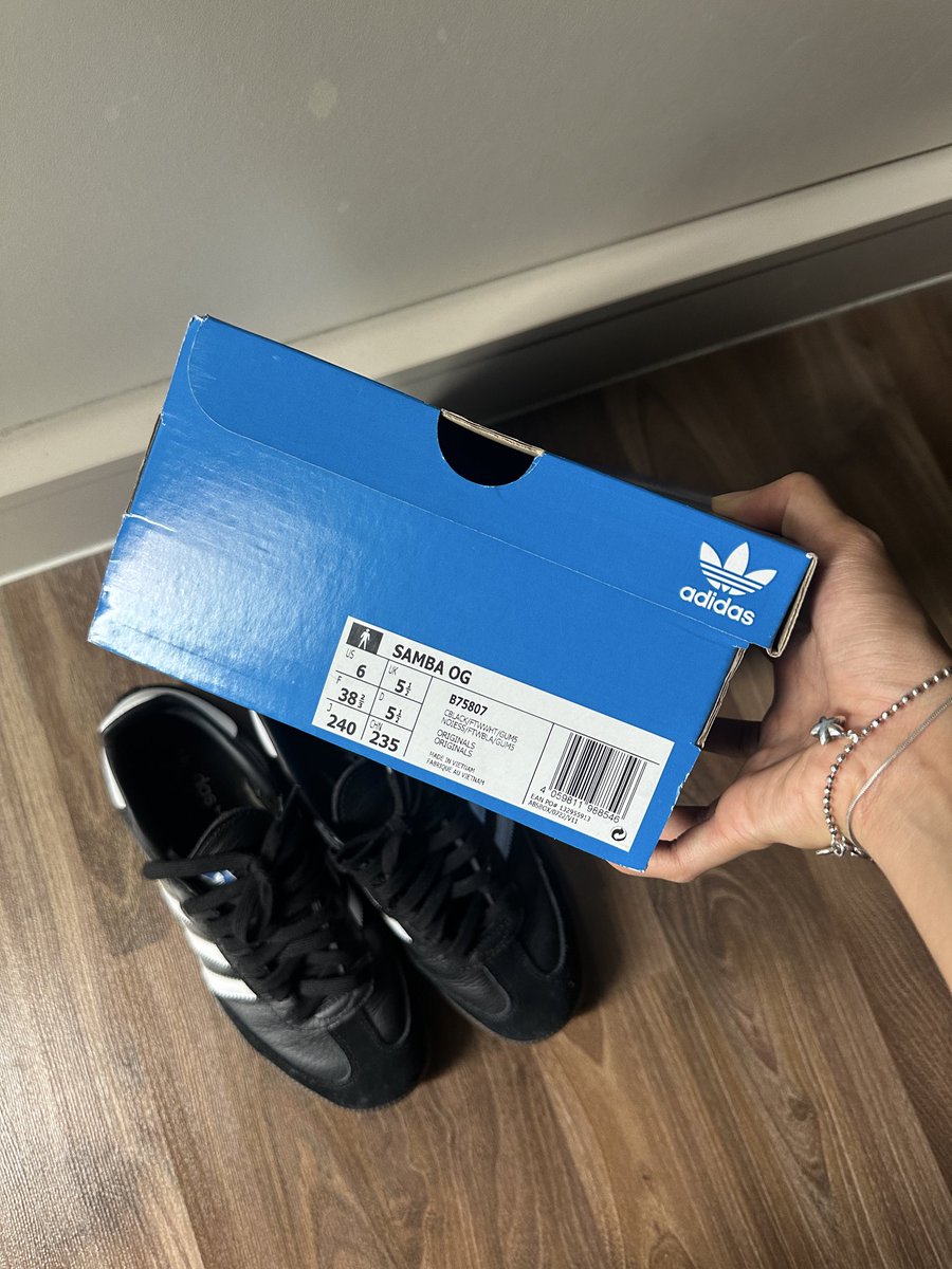 mikichanver_2's tweet image. Adidas Samba OG มือสองสีดำ🖤 6US/24cm กล่องพร้อม 2,100 รวมส่งงั้บ 👉🏼🖤👈🏼 #samba #adidasthailand #ส่งต่อadidas #ส่งต่อsamba #ส่งต่อรองเท้า #รองเท้าผ้าใบมือสอง #adidasมือสอง #รองเท้าผ้าใบ #ส่งต่อรองเท้ามือสอง
