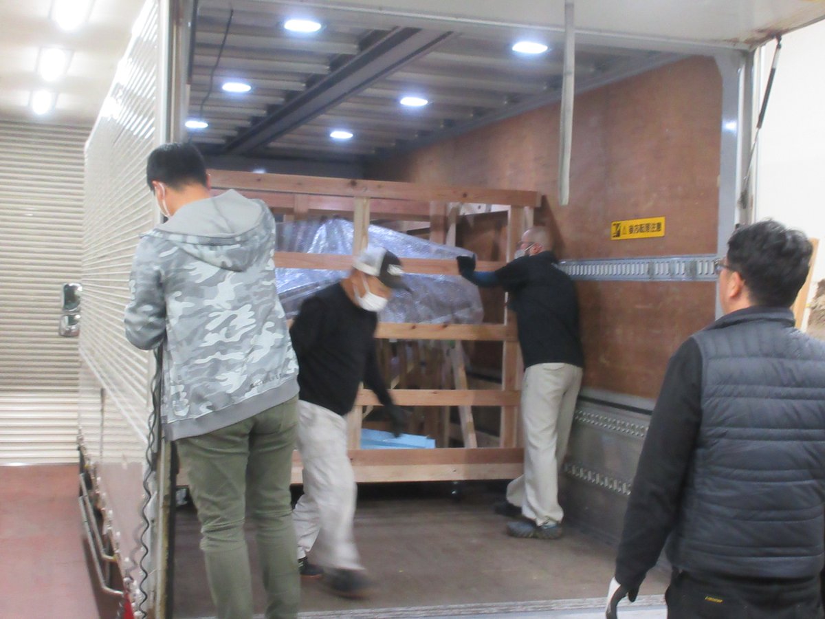 TochigiPrefMuse's tweet photo. 富山県での展示用に貸し出していた #ナウマンゾウ の標本が、25日（土）から始まる企画展「新しくやってきた標本たち」での展示のために戻って来ました。
解体した状態で専門業者によって運ばれてきたものを再度組み立て、企画展の期間中、エントランスに展示することになります。 https://t.co/01d2ck5z67
