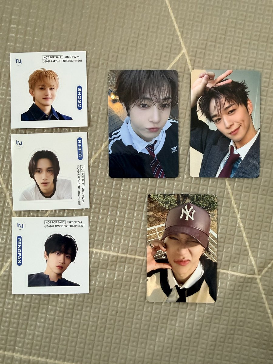 マ  ユ tweet media