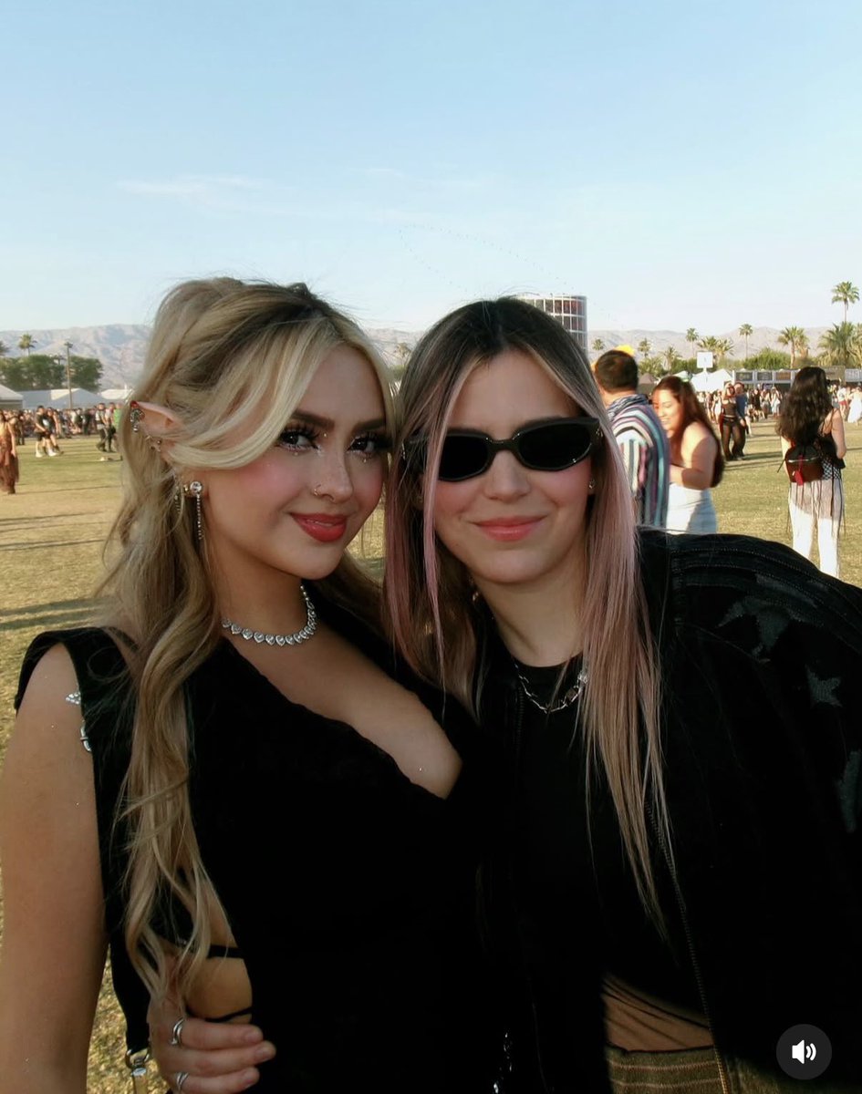 camiariv tweet media