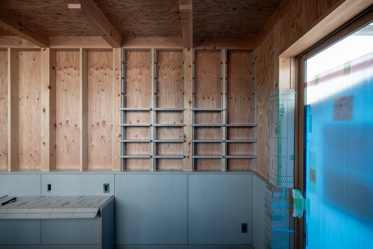 ktn_architects's tweet photo. 限られた広さを有効に使うため外張り断熱とし、通常は壁に隠れる柱間をそのまま活用。棚を差し込み、構造のリズムをディスプレイに。小物や商材で表情が変わる余白にしています。5月末オープン予定。 https://t.co/EUyxGGCWOT