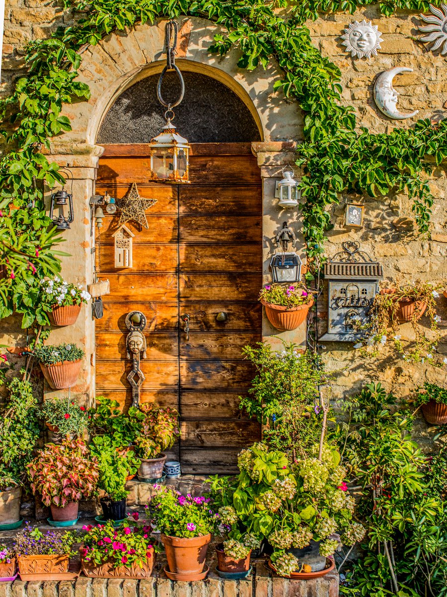 78giordan's tweet image. Quando #siChiude il portone di casa sarebbe meglio togliere le chiavi dalla serratura; tuttavia nei piccoli borghi abitati da gente onesta non è necessario. 

Buon martedì #family di #unTemaAlGiorno 🤗