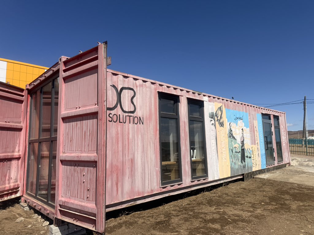 Gansukhnn's tweet image. Баяндун суманд ийм гоё сургууль зөөврийн номын сан байдаг юм байна. #Magicbox / тэр дүү өөрөө хэлээд зургаа авхуулав/