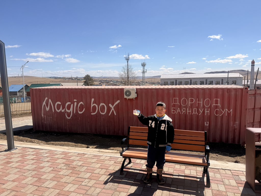 Gansukhnn's tweet image. Баяндун суманд ийм гоё сургууль зөөврийн номын сан байдаг юм байна. #Magicbox / тэр дүү өөрөө хэлээд зургаа авхуулав/