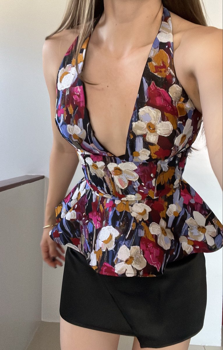 De esta TOP BROCADA de mi colección cápsula, solo me queda 1 talla ✨
✨Top halter + corset 
🌷Escote profundo
💫Con copas