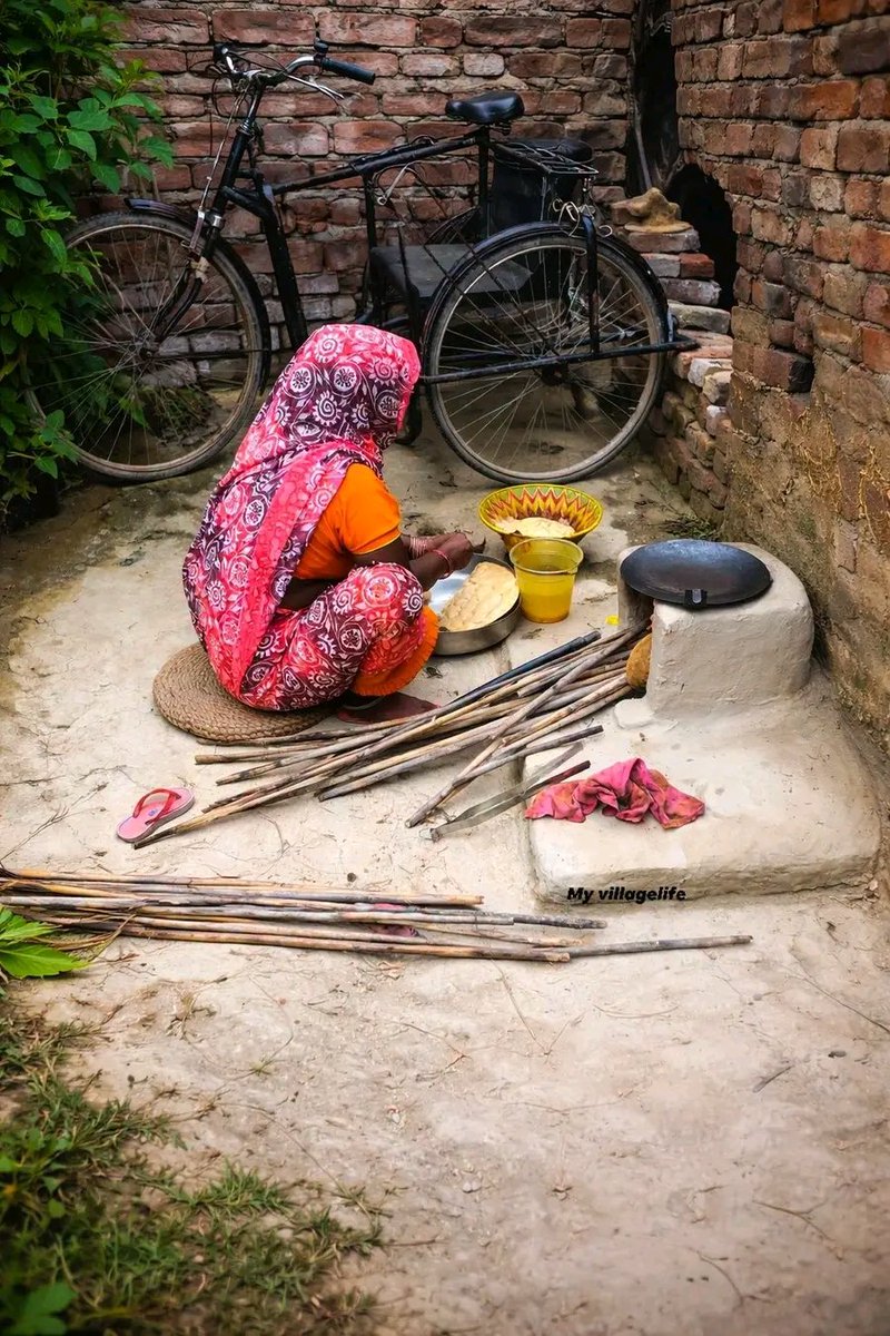 Ravindr29956906's tweet image. शहर में रोटी पैसे से मिलती है…
पर गाँव में माँ के हाथों की मेहनत से बनती है 💔#maa

#villagelife