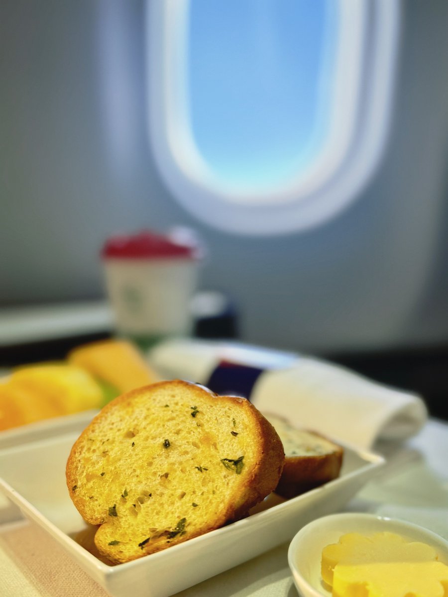 Lingyan50839141's tweet image. Good morning～✈️Have a try with the garlic bread on board 🥐✨
#MorningVibes #FlightSnacks #GarlicBread #TravelTreats