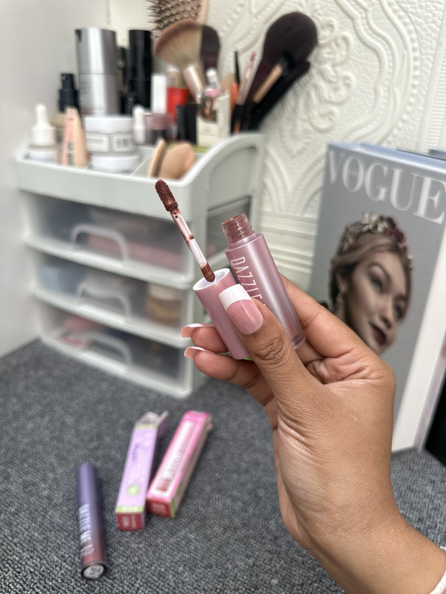 lin_di_bali's tweet image. BEST OMBRE LIPS!
Praktis untuk ombre lips natural &amp;amp; daily look ini Cocok dipakai tanpa makeup tebal
Lagi buy 1 get 1 👀

link shopee ada disini 👇
DAZZLE ME OMBRE LIP
s.shopee.co.id/7ppTPzjiQ6

#ombrelip #liptint #makeup