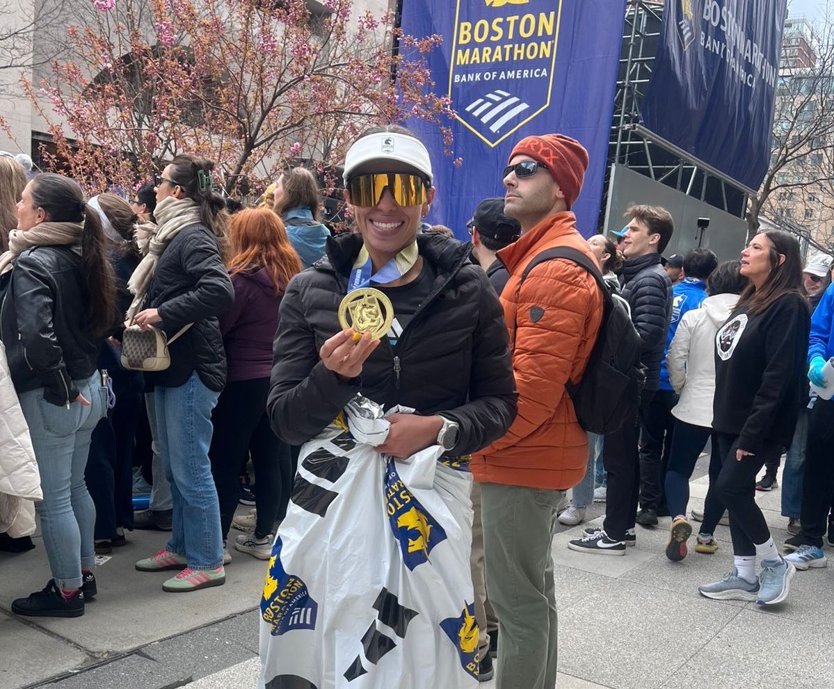 tonoastiazaran's tweet photo. Hoy se corrió el Maratón de Boston, una de las carreras más emblemáticas y exigentes del mundo. Y qué orgullo ver que el nombre de Hermosillo y de Sonora llegó hasta esa meta.

Mi reconocimiento para la delegación sonorense que nos representó con entrega y corazón: Ana Orduño, Carolina Ayala, Carolina Olivas, Oscar Serrato y Sergio Salazar.

¡La H siempre presente en los grandes escenarios! 👏🏽🏃‍♀️🏃‍♂️