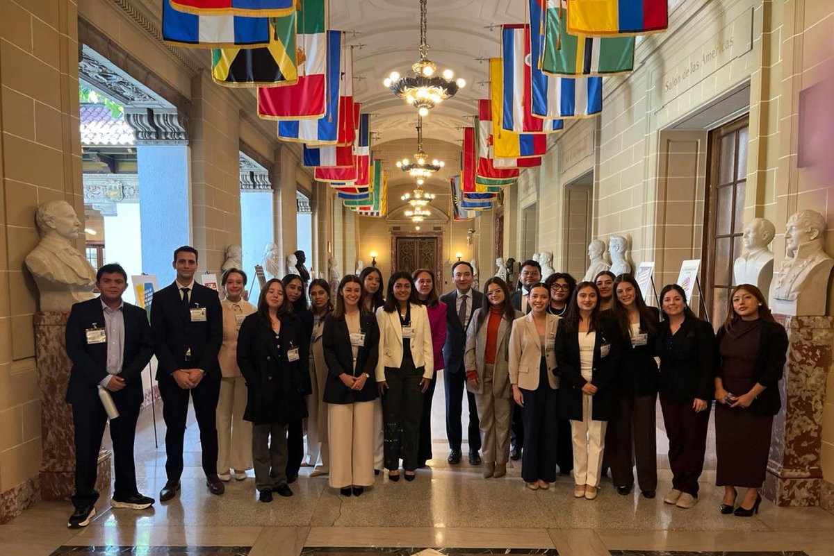 YABTs's tweet photo. 🙌Iniciamos el 1er día de los Laboratorios de Liderazgo #YABT en Washington, DC, con la participación de un grupo excepcional de jóvenes líderes de Argentina, El Salvador, México y Perú, que tendrán una experiencia inmersiva en diplomacia, multilateralismo y cooperación ✨ https://t.co/zmu2rt0YhK