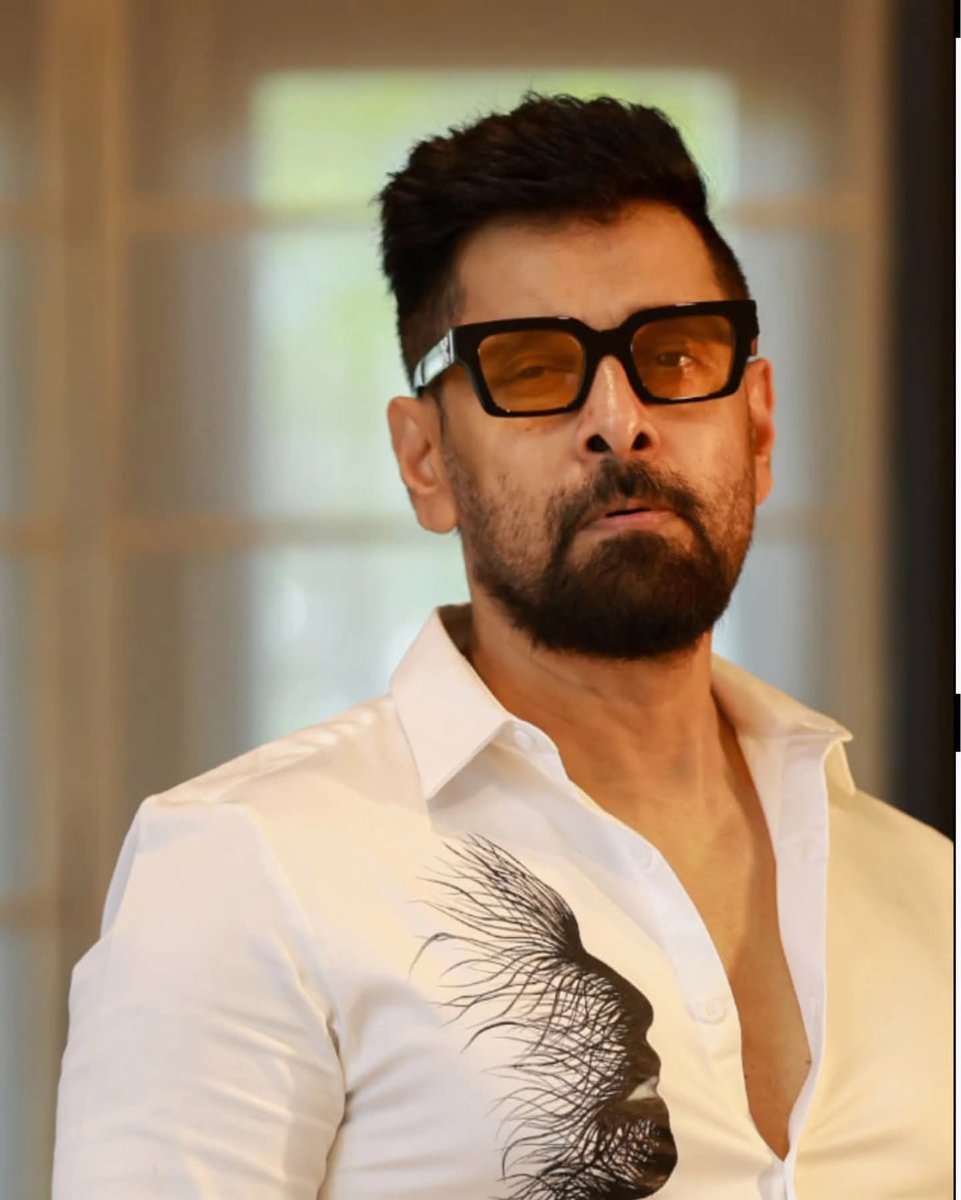 kayaldevaraj's tweet image. Dashing isn’t just a word, it’s #ChiyaanVikram’s default mode. 

#Chiyaan #Vikram